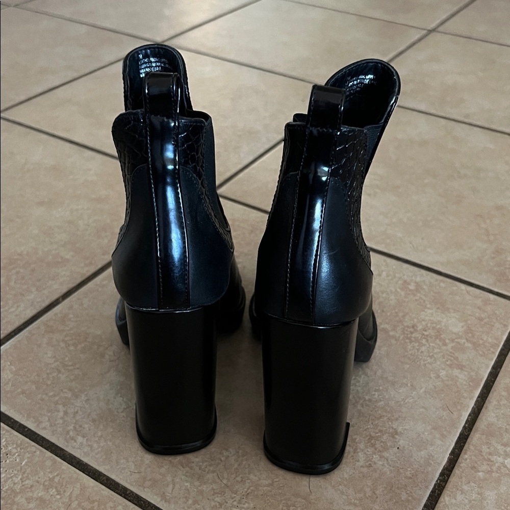Like New! GB Gianni Bini Black Heeled Ankle Boots - Picture 6 of 9